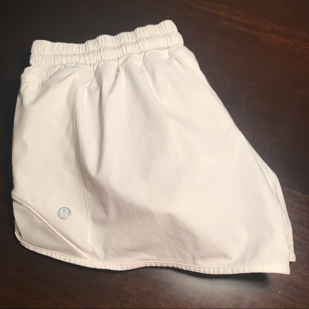 LULULEMON HOTTY HOT SHORTS (2.5) - SIZE 8